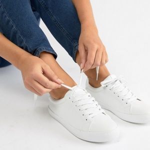 Simple All White Plain Sneaker